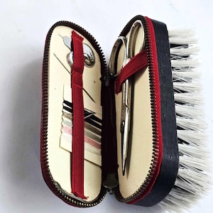 Vintage reclamereisnaaiset met borstel in leren etui, reparatieset