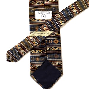 Corbata de seda vintage Valentino para hombre, con motivos aztecas y logotipo V, fabricada en Italia.