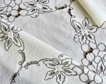 刺繍と複雑なカットワークが施されたヴィンテージのハンドメイド