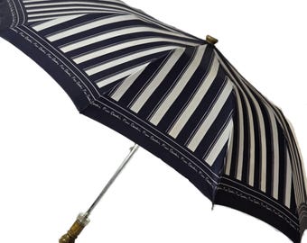 Ombrello vintage Pierre Cardin, telo in nylon a righe grigio navy con logo, ombrello semiautomatico pieghevole dei primi anni '60 con manico in legno