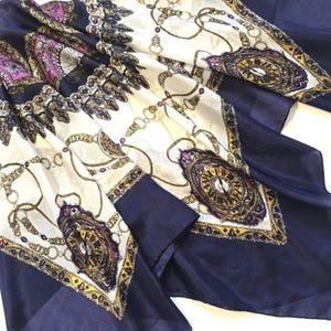 Vintage zijden sjaal marineblauwe gotische hoofddoek, waaierketting klokmotieven, groot vierkant vintage damesaccessoires