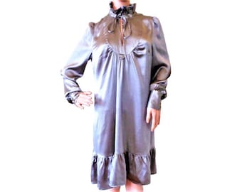 Tuniekblouse van grijze zijde met ruches, damesshirt van grijze zijde, hoge kraag, lange mouwen