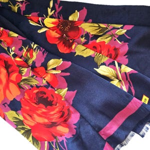 Chal grande azul vintage, estampado floral de rosas rojas, bufanda extragrande con flecos.