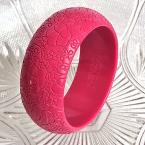 Vintage KENZO Armband, Breiter Kunststoff Armreif, Floral Gravierte Kunststoff, Designer Damen Schmuck