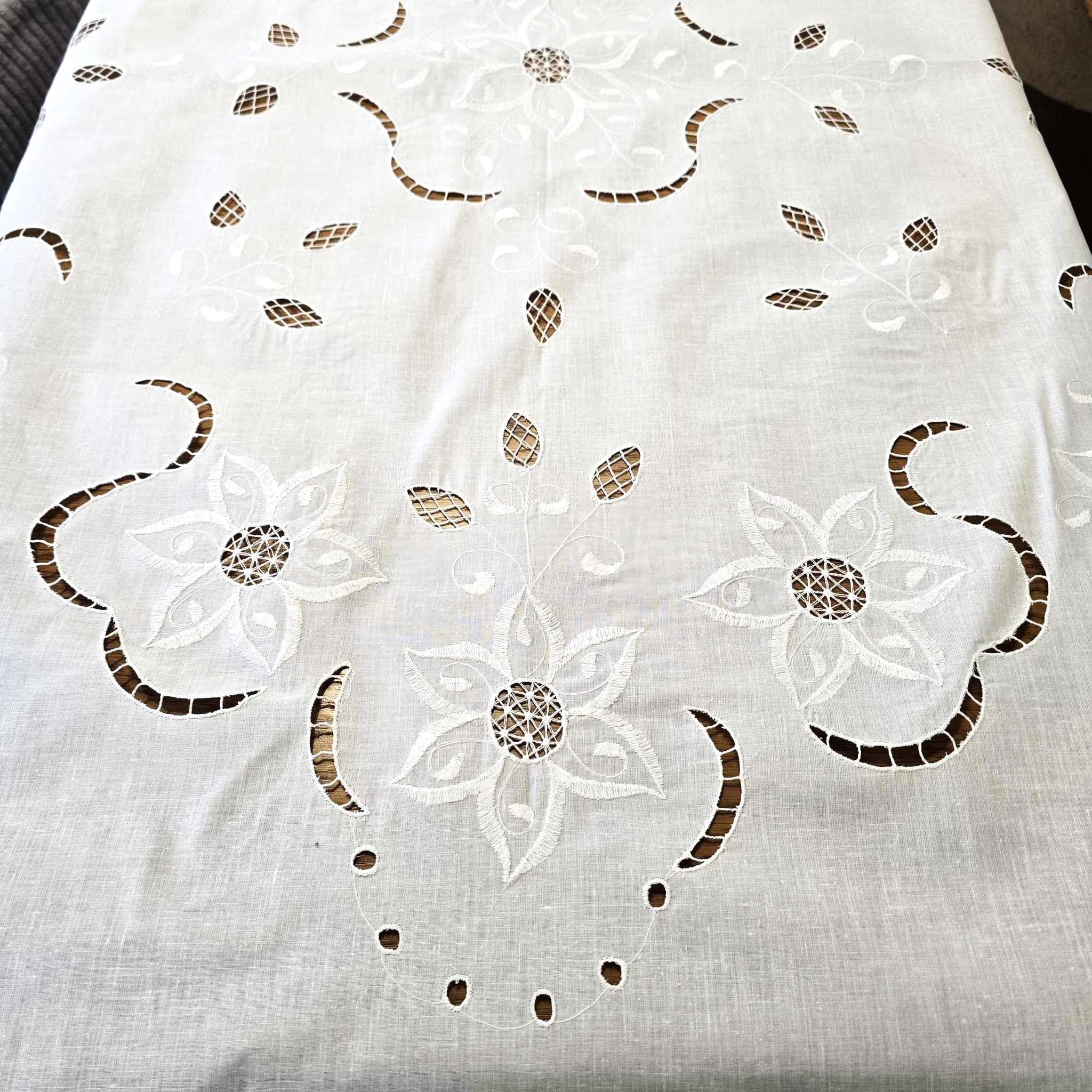 ヴィンテージホワイトレーステーブルクロス。花柄刺繍入り。大きな円形