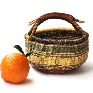 Authentischer kleiner Bolga Korb, handgefärbter, handgewebter Elefantengras-Marktkorb aus Ghana-Leder mit Griff für Aufbewahrung, Geschenk, Stranddekor