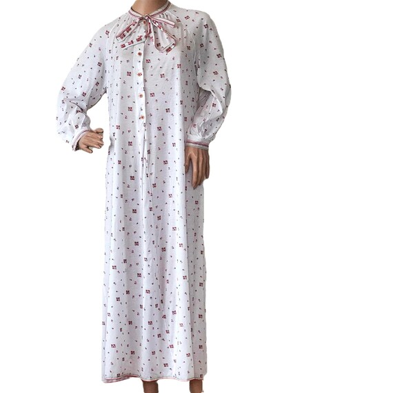 Camicia da notte da donna Hanro Svizzera, bianca, in cotone, con fiori rosa, maniche lunghe, leggera, con laccetti al collo, abbigliamento da notte vintage. - Italia