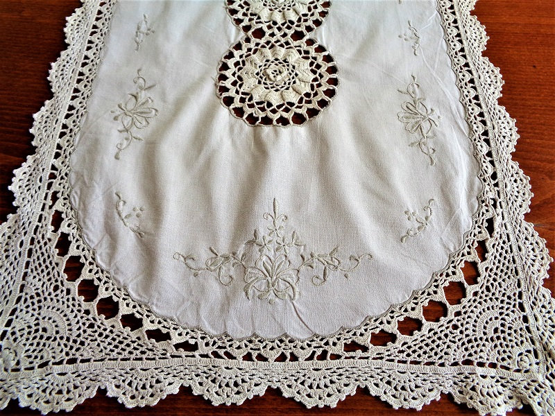 ヴィンテージカットワーク刺繍テーブルランナー、クロシェレースオフ