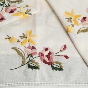 Quadratische Tischdecke Hand bestickt Blumenmuster Tischdecke Abdeckung Weiß Rosa Gelb Grün Blumen Vintage Akzent für Esstisch Dekor