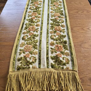 Camino de mesa vintage de terciopelo con rosas de chenilla, flecos dorados, estilo belga europeo, rosa y verde, 157 cm de largo