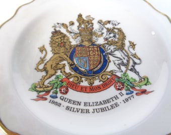 Souvenirbord koningin Elizabeth II, zilveren jubileum 1977, Royal Stafford, koninklijke memoralibia