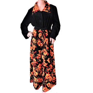 Vintage Frottee-Kleid mit Knöpfen, Blumendruck, Orange-Schwarz-Baumwollhauskleid, Frottee-Hausmantel für Frauen, Maxi- Morgenmantel