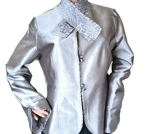 Chaqueta a medida de seda metálica plateada china para mujer, con bordado, cuello alto, manga acampanada, traje brillante, chaqueta para invitados de boda