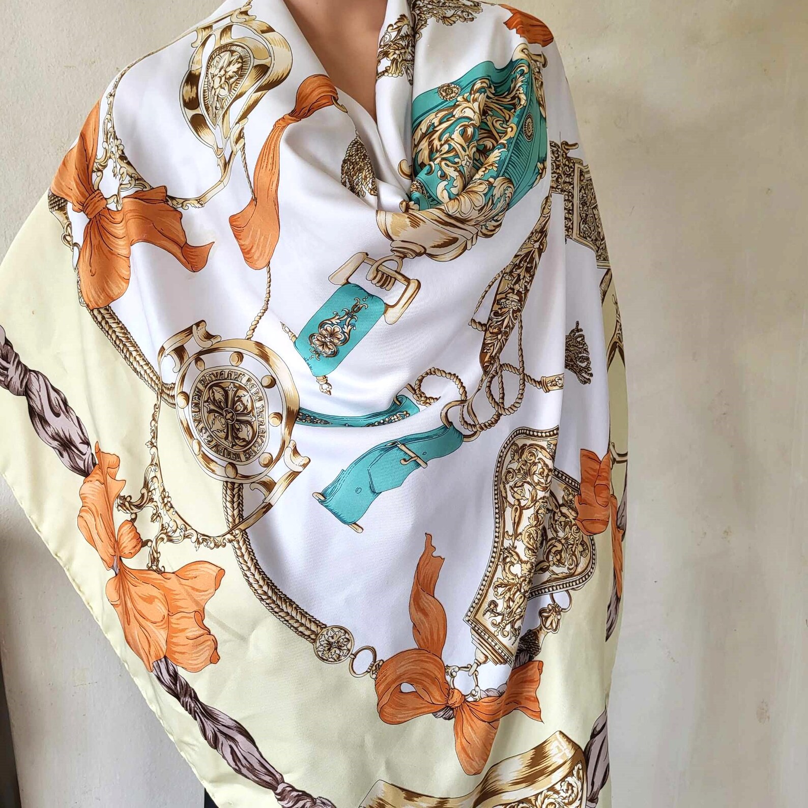 LARGE SQUARE SCARF TALKING ABOUT A REVOLUTION