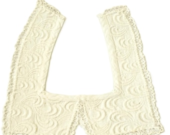 Cuello bordado vintage, encaje de algodón blanco, textil restaurado de estilo eduardiano antiguo.