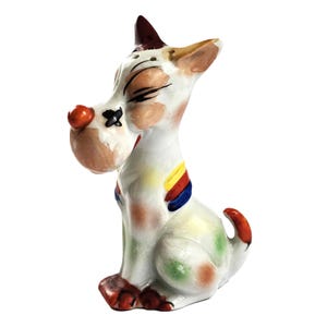 Figura de salero de perro kitsch vintage, de cerámica japonesa, pintada a mano, con collar de arcoíris, estilo pop art retro de los años 50, 50 y 60.