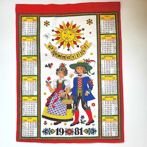 Può includere: Un asciugamano da cucina vintage del 1981 con sfondo rosso e un sole giallo con un quadrante dell'orologio. Due figure in abiti tradizionali tengono un cesto di fiori. Il calendario presenta i mesi dell'anno in tedesco e inglese.