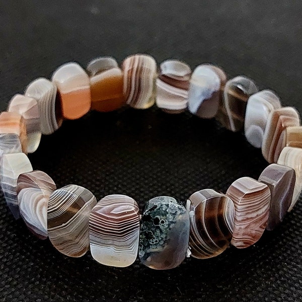 Magnifique bracelet en Agate du Botswana. Pierre véritable non traitée. Montage sur élastique.