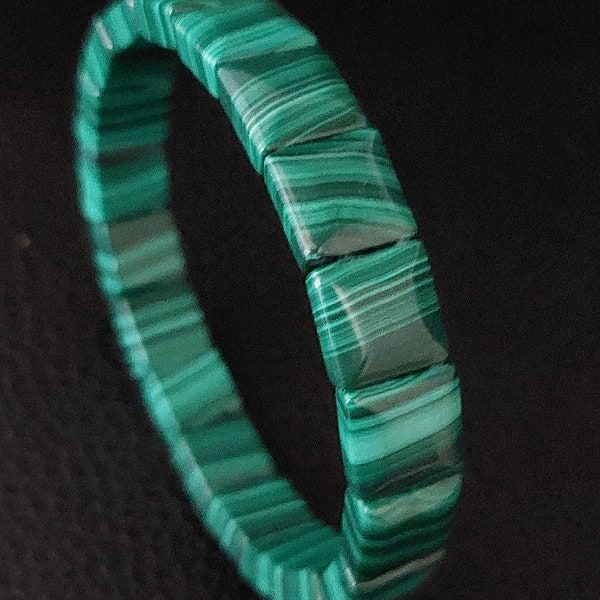 Magnifique bracelet en Malachite du Congo. Pierre véritable non traitée. Montage sur élastique.