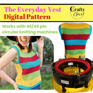 Op de afbeelding: Een kleurrijk gestreept vest gebreid op een rondbreimachine. Het vest is geel, groen, rood en blauw. De tekst "The Everyday Vest Digital Pattern" en "Works with 46/48 pin circular knitting machines." wordt boven het vest weergegeven.