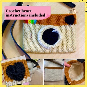 Puede incluir: Bolso de cámara Instagram de crochet con una correa marrón y un detalle de corazón. Instrucciones de crochet para el corazón incluidas.