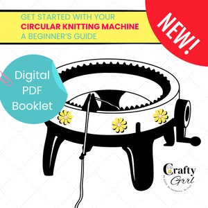 Puede incluir: Una ilustración en blanco y negro de una máquina de tejer circular con un patrón de margaritas amarillas y blancas alrededor de la base. El texto "Digital PDF Booklet" está en un círculo azul en el lado izquierdo de la imagen. El texto "NEW!" está en un círculo rojo en el lado derecho de la imagen. El texto "The Crafty Grrl" está en un círculo negro en la parte inferior de la imagen.