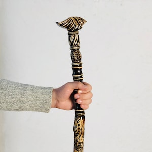 Handgefertigte Schlangen Wander-Wanderstab: Trekkingstock aus geschnitztem Holz (150 cm)