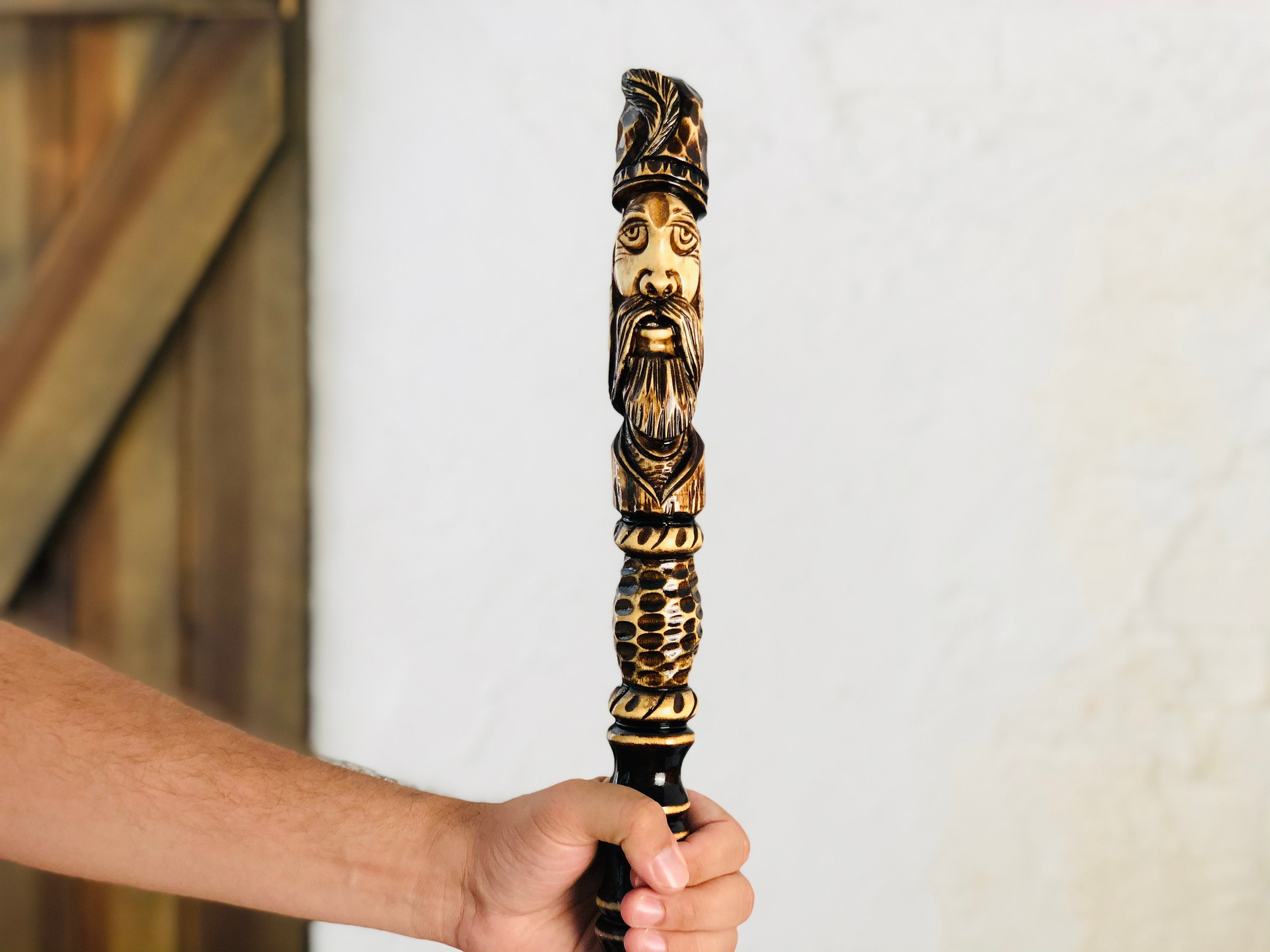 魔法の杖、木製のトレッキングポール、彫刻されたウォーキング