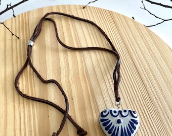 Verstellbare Lederkette: Talavera Poblana Herzanhänger, mexikanische Volkskunst