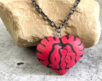 Lange Gunmetal-gefertigte Halskette feat. Copal Holz Herz