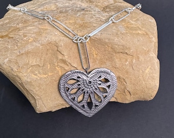 Büroklammer Halskette mit Flachen Barro Negro Herz | Handgemachter mexikanischer Schmuck