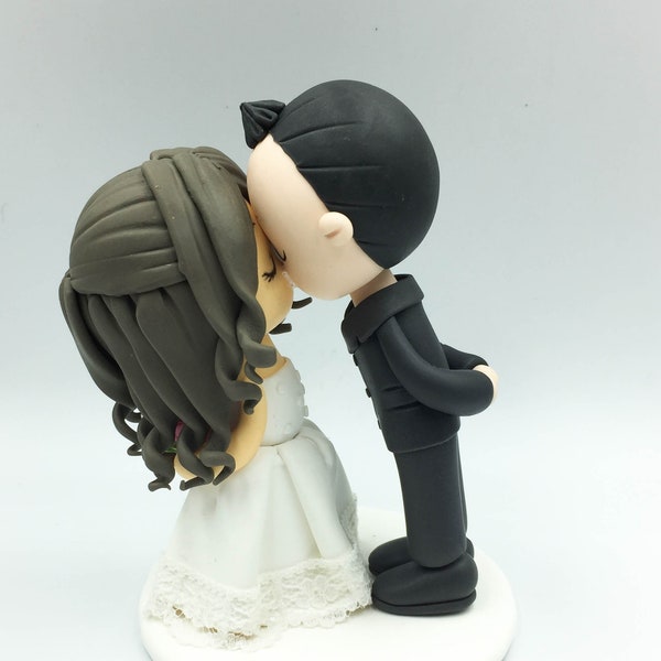 Topper personnalisé de gâteau de mariage de mariée et de marié, topper de gâteau de mariage de couple de baiser, cadeau de mariage personnalisé pour un couple