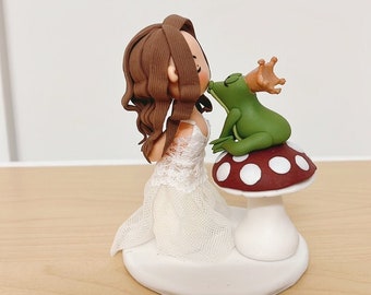 Bride Kiss Groom Frog Wedding cake topper, Frog Prince and Bride wedding cake topper, Unique Wedding cake topper, Wedding clay figurine