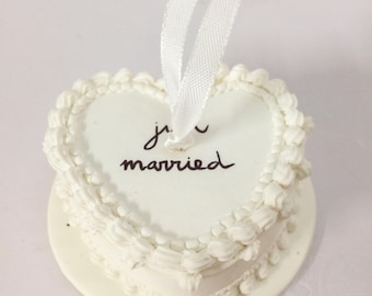 Trendy Wedding Cake Ornament, Vintage cake replica
