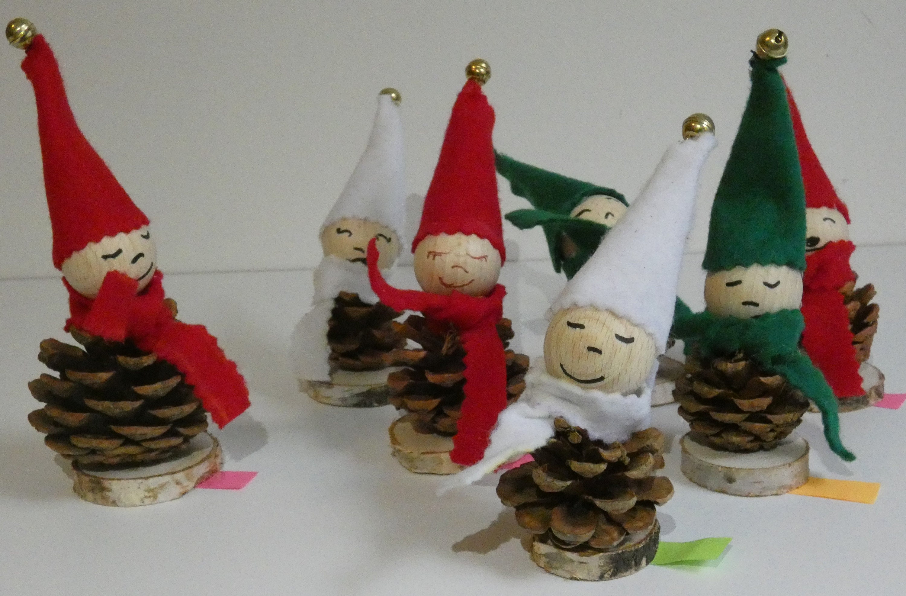 Petit Lutin Grelot Fait Main en Bois, Feutrine et Pomme de Pin. Référence Lgr