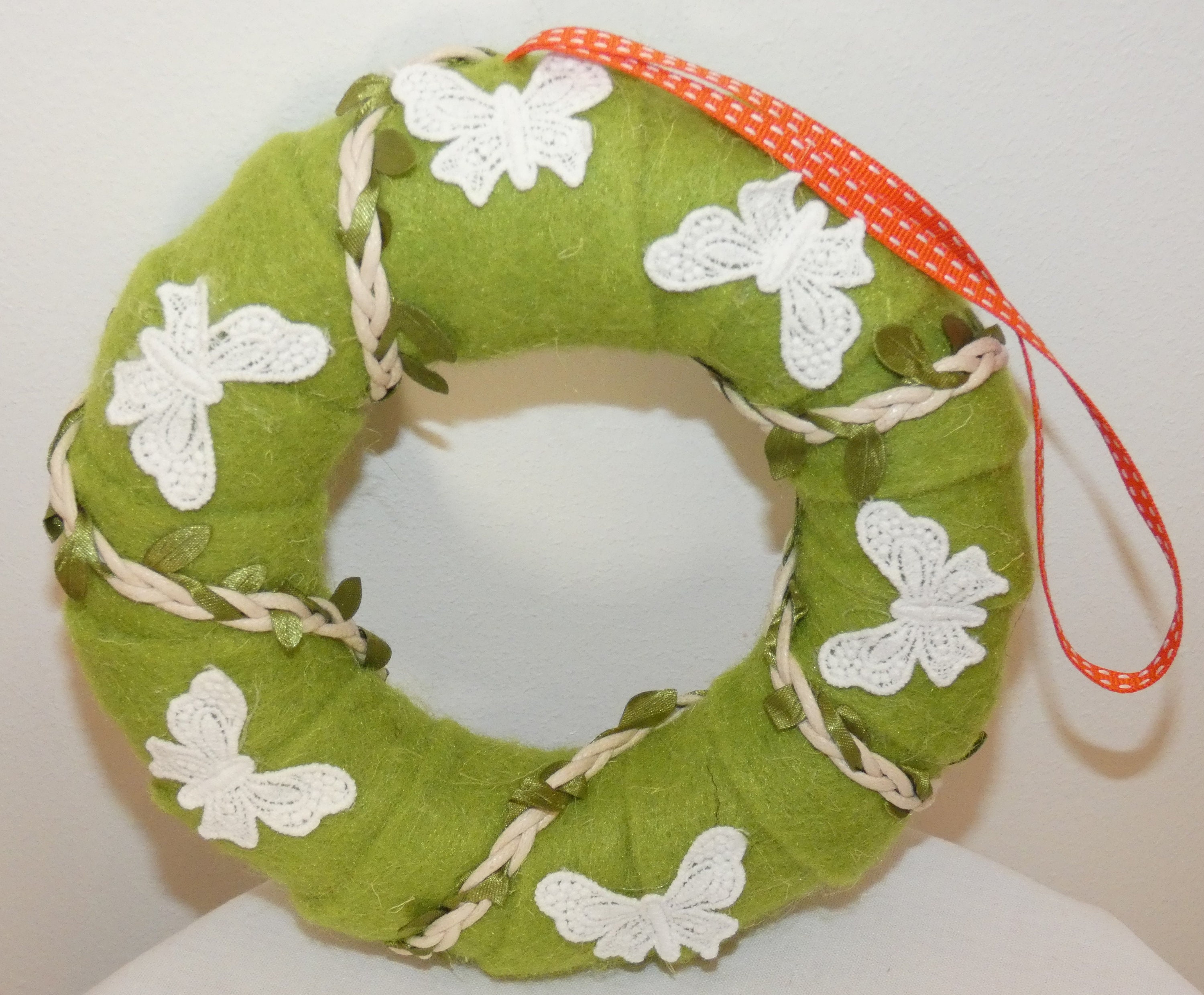 Couronne Polystyrène, Feutrine, Coton, Ficelle et Papillon en Crochet Fait Main