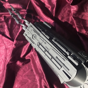 Predator Gauntlet Forearm - Bomb Selfdestruction Cummunicator (3D ...