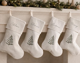 名前刺繍とミニマルなクリスマスツリーがあしらわれた、パーソナライズされたリネン製クリスマスストッキング
