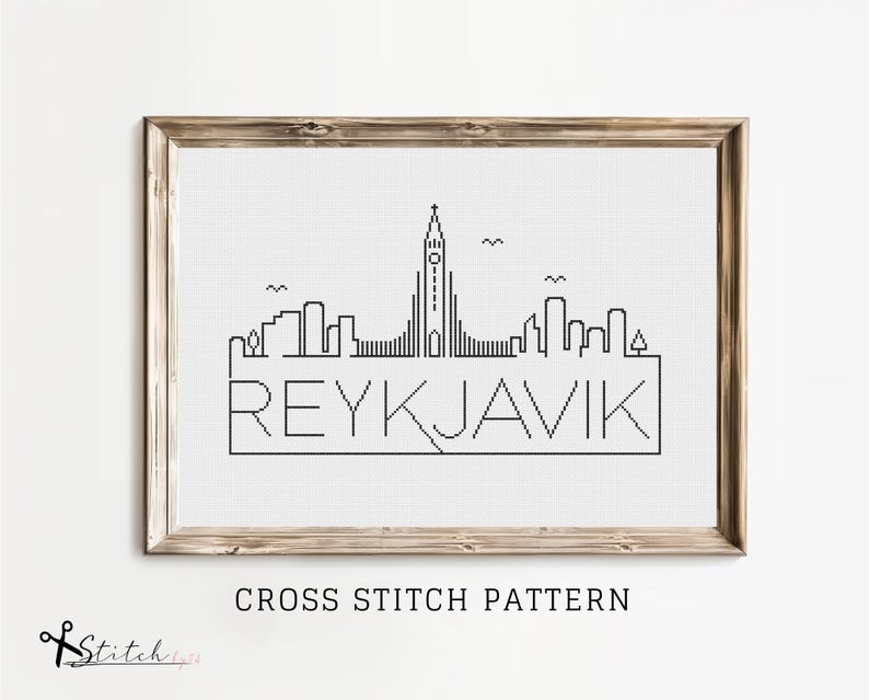 K&ouml;nnte beinhalten: Schwarzwei&szlig;es Kreuzstichmuster der Skyline von Reykjavik mit dem Stadtnamen in einem Banner darunter.