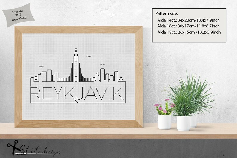 K&ouml;nnte beinhalten: Eine Schwarzwei&szlig;-Zeichnung der Skyline von Reykjavik mit dem Text "REYKJAVIK" darunter. Das Bild ist gerahmt und auf einem Regal mit zwei Topfpflanzen ausgestellt.