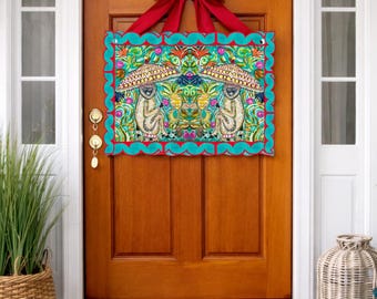 Colgador de puerta "Monkey See Monkey Do": Colgador de puerta de PVC resistente a los rayos UV (NO incluye lazo).