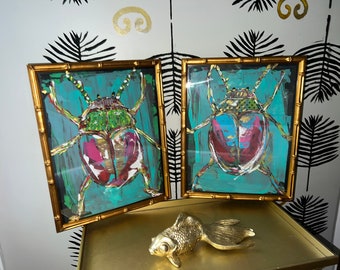 Par de escarabajos de bellas artes sobre papel de lienzo enmarcados en bambú dorado