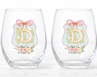 Juego de cuatro copas de vino sin tallo personalizadas con escudo floral familiar.