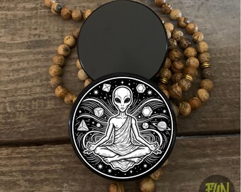 Custom Engraved Herb Grinder – 5-Part Black Aluminum Magnetic Top | Meditating Alien Geometric Design