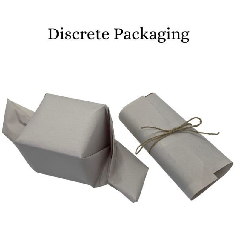 Puede incluir: Dos paquetes de papel marr&oacute;n, uno envuelto en una forma cuadrada simple y el otro atado con una cuerda, mostrando un m&eacute;todo de empaque discreto.