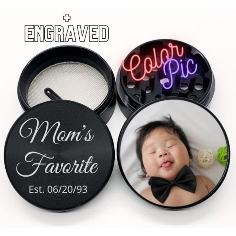 Puede incluir: Molino de metal negro con tapa extra&iacute;ble. La tapa tiene una malla de metal plateado. La parte inferior del molino tiene un dise&ntilde;o grabado que dice "Mom's Favorite Est. 06/20/93". El lateral del molino tiene una foto a color de un beb&eacute; con pajarita.