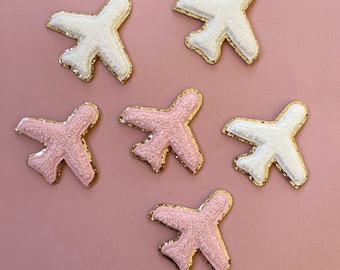 Parche de chenilla con forma de avión y purpurina dorada, estilo universitario (6,35 cm de alto)