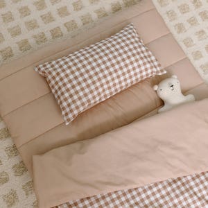 Juego de cama portátil orgánico para niños | Ropa de cama de cuadros marrones para dormitorio infantil | Esterilla de siesta para guardería personalizada y neutra en cuanto al género