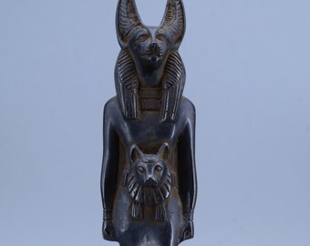 エジプトの神アヌビスの像、黒いジャッカルの頭を持つ死の神、重い像