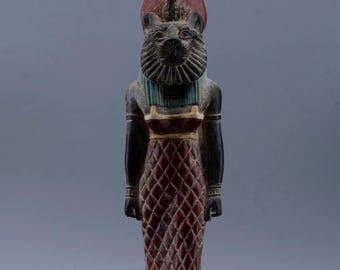 エジプトで作られた、セクメト女神の立つユニークな像。力強い